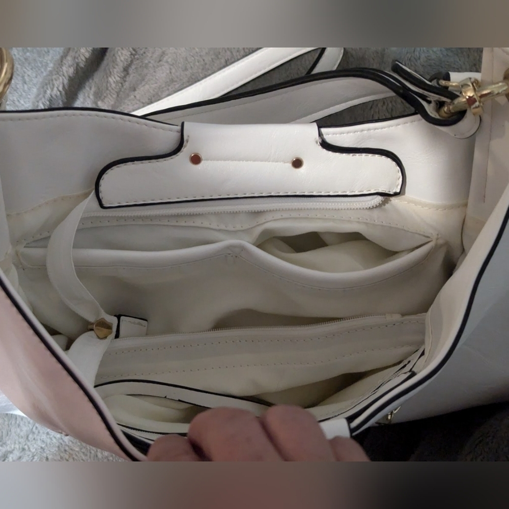 💥 CLEARANCE💥Large white shoulder bag, faux leather,excellent condition,tassels - Picture 12 of 16
